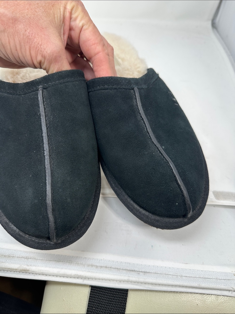 UGG Slippers Size 9 - Picture 5 of 5